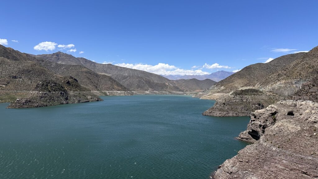 Vista panorámica del Embalse Puclaro, el mejor spot de kitesurf en Chile