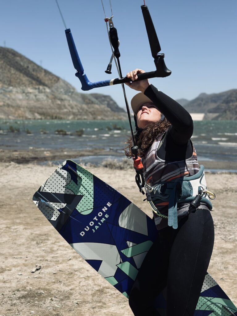 Rider avanzado practicando kitesurf en Embalse Puclaro, Valle de Elqui