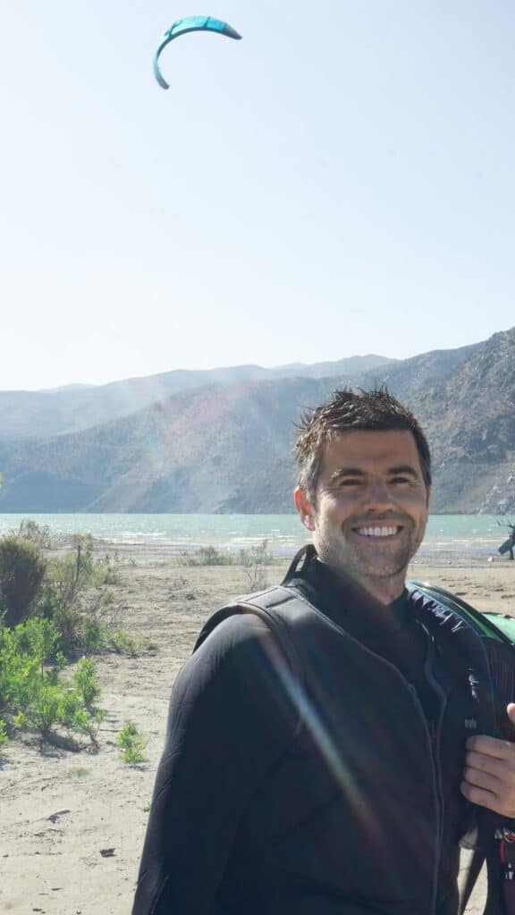 Rider arrendando equipo completo en Embalse Puclaro Chile con escuela premium Puclaro Kitesurfing.