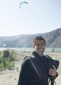 Set completo de kitesurf en arriendo que incluye cometa, barra, arnés y tabla en la playa del Embalse Puclaro.