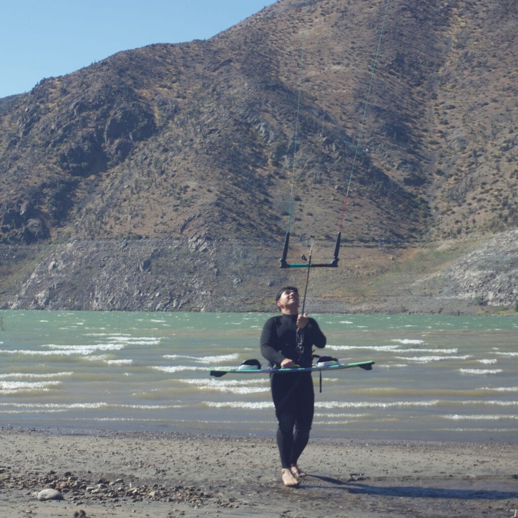 Clases avanzadas certificadas para mejorar tu nivel de kitesurf en el spot mejor viento de Chile.