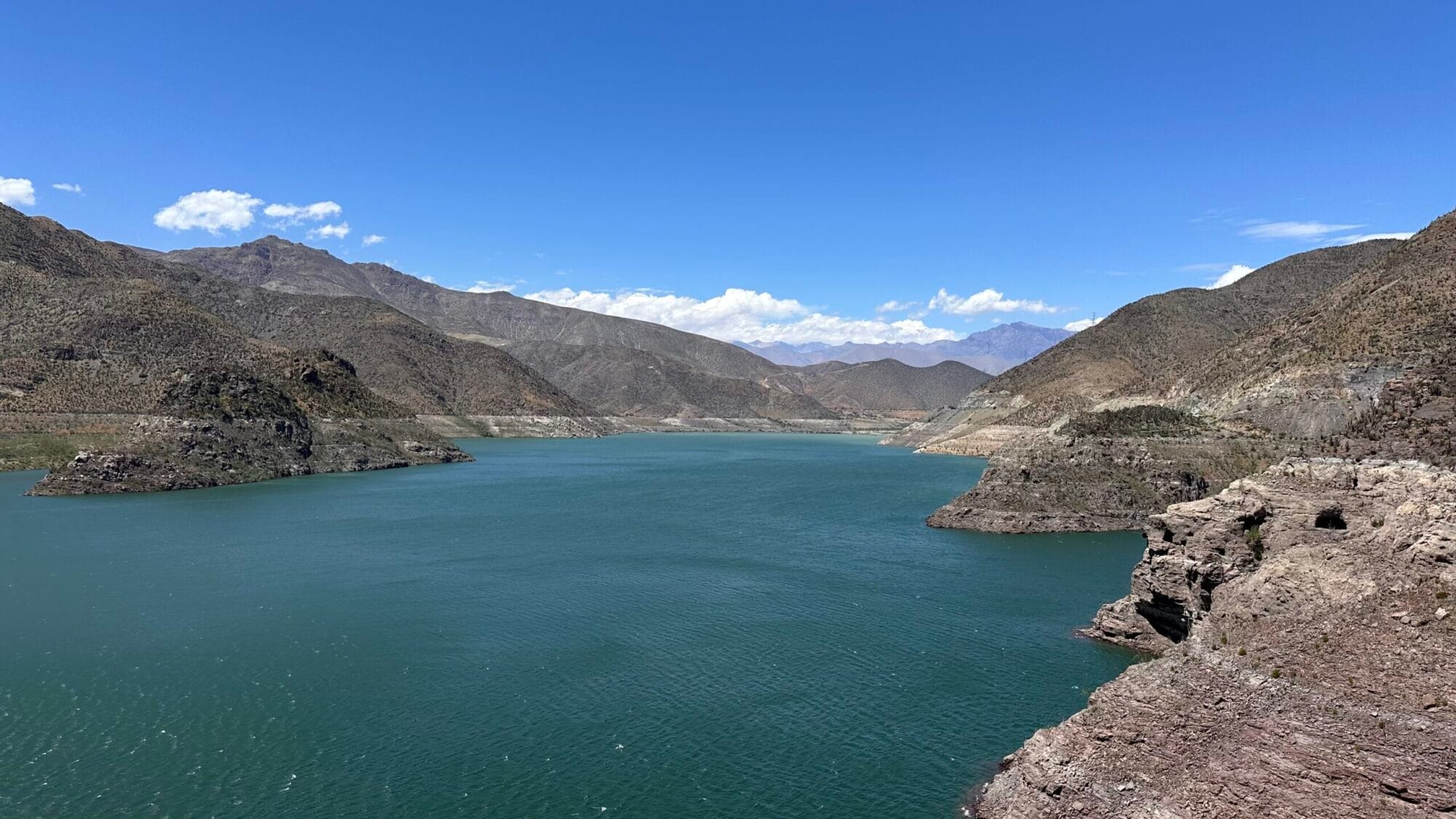 Vista panorámica del Embalse Puclaro, ciento 9 meses al año, el mejor spot de kitesurf en Chile.
