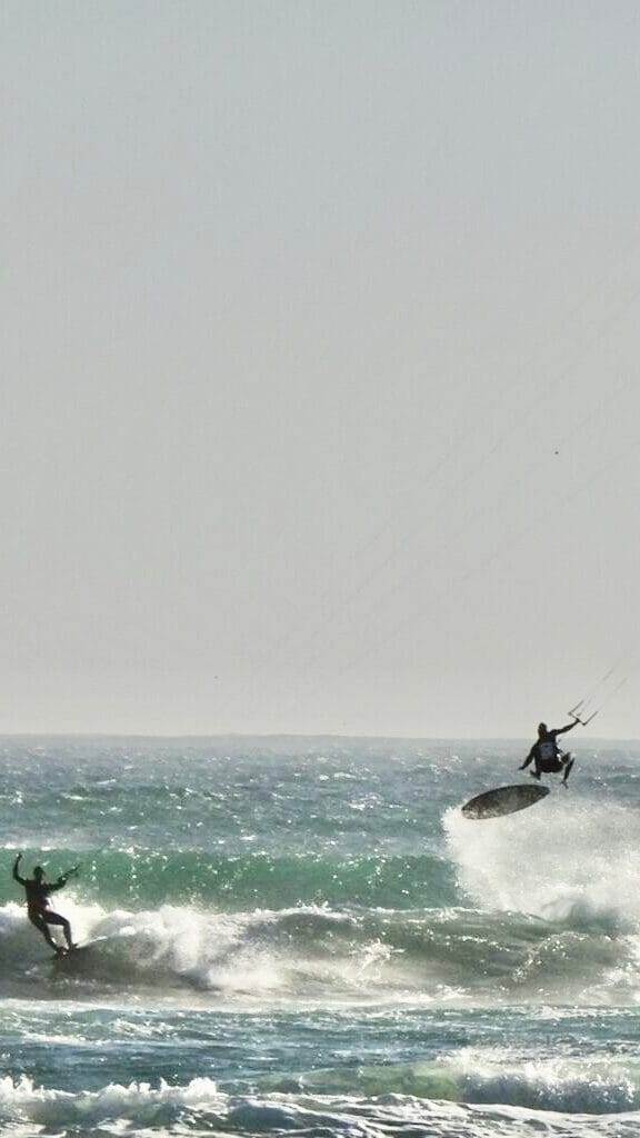 Deportista practicando kitesurf en Chile, uno de los mejores destinos de Sudamérica para el turismo de viento