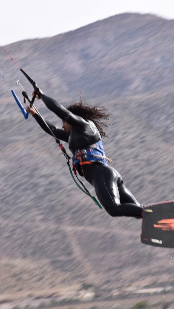 Rider realizando una maniobra de big air en Embalse Puclaro Kitesurfing Chile.