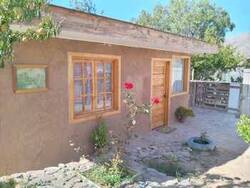 Fachada de la Cabaña de Olivares en el pueblo de Puclaro, cerca del Embalse Puclaro, Valle de Elqui