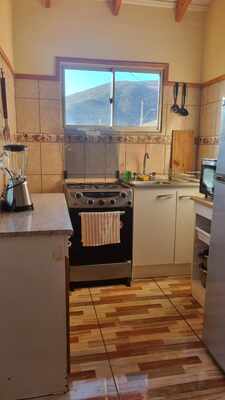 Cocina equipada de la Cabaña Yenny Azolas en el pueblo de Puclaro, Valle de Elqui