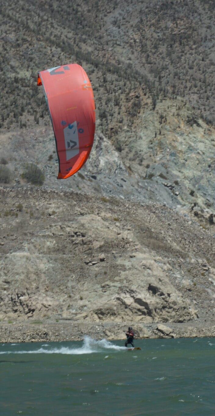 Alumno navegando de forma independiente con el kite en el Embalse Puclaro, última etapa del aprendizaje de kitesurf