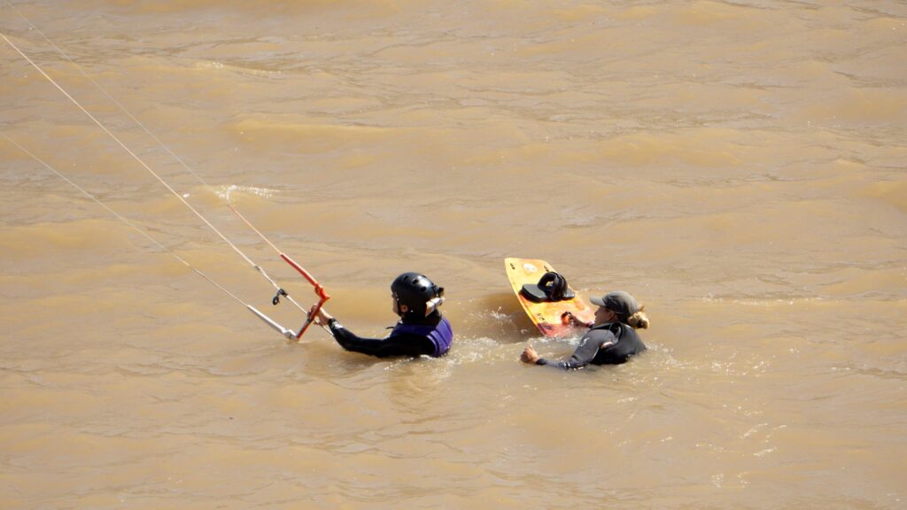 Instructora y alumna practicando body drag en el agua del Embalse Puclaro