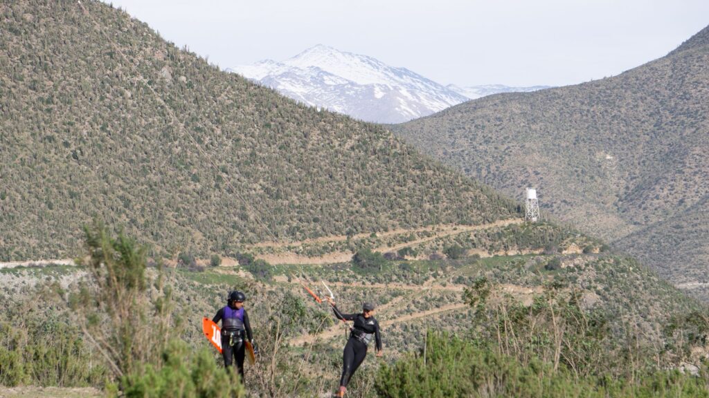 Clase de kitesurf en la ladera con vista a la cordillera nevada del Valle de Elqui