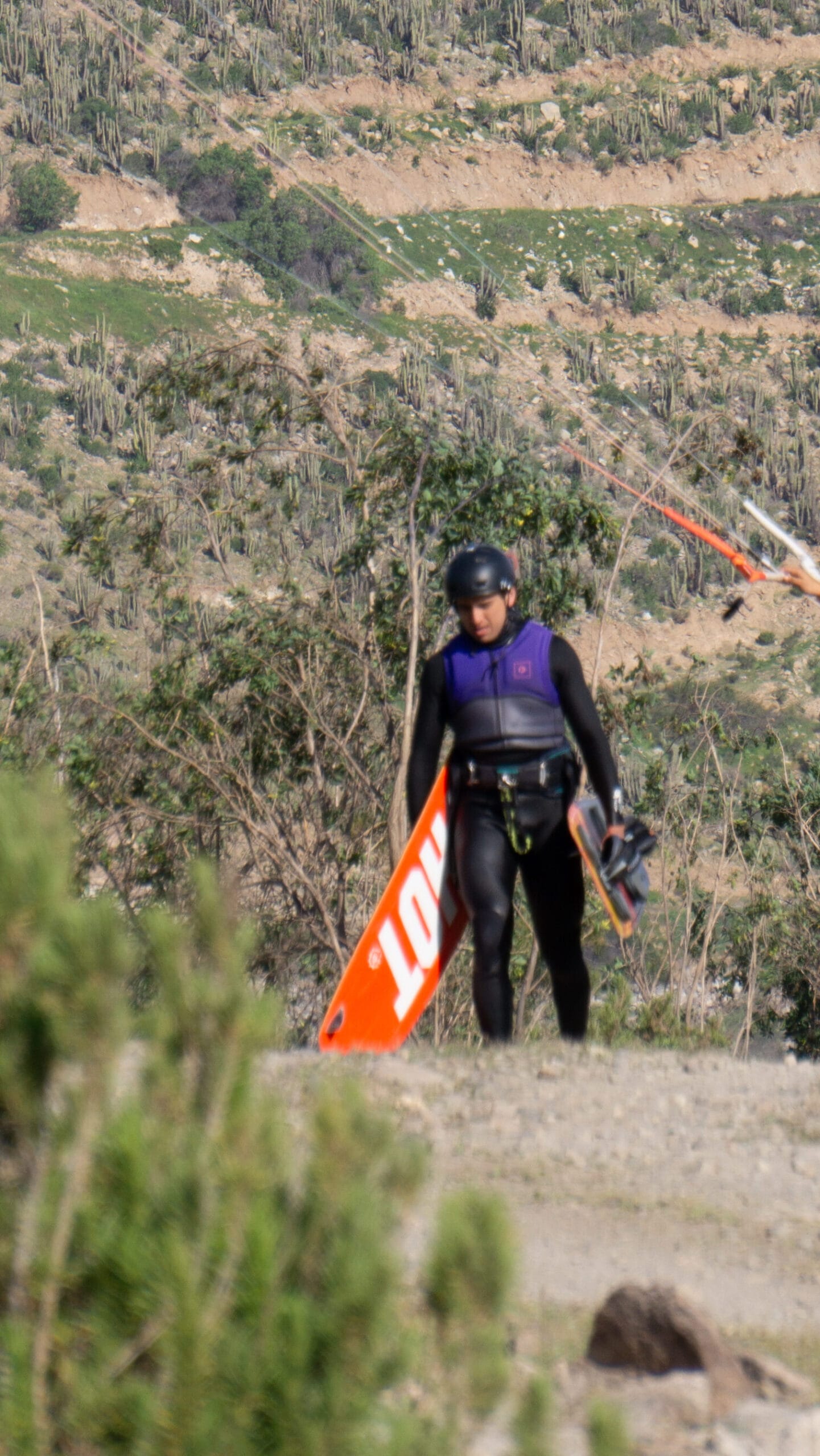 Arriendo de tabla y accesorios de kitesurf en Embalse Puclaro, Chile: rider con tabla, arnés y casco