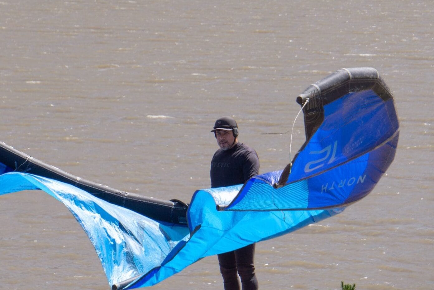 Arriendo de kite y barra en Embalse Puclaro, Chile: kite azul desplegado en la orilla